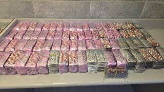 إحباط محاولة تهريب 17 ألفا و458 قرصا طبيا مخدراً و60 كيلوغراما من مادة “المعسل” عبر ميناء طنجة المتوسط