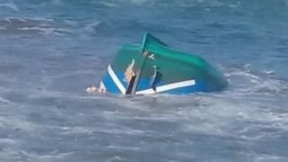 شاطئ تكاض يعثر على جثة بحار ثالث بعد حادث انقلاب قارب صيد