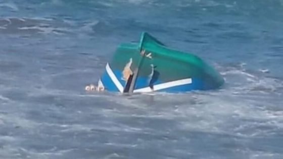 شاطئ تكاض يعثر على جثة بحار ثالث بعد حادث انقلاب قارب صيد