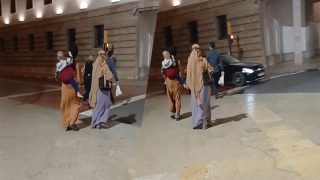 نساء منقبات يلاحقن السياح الأجانب قرب مقر البرلمان