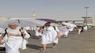حجاج بيت الله الحرام يتوافدون إلى مشعر منى لقضاء يوم التروية