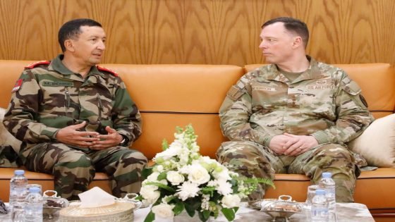 الفريق أول محمد بريظ، المفتش العام للقوات المسلحة الملكية، قائد المنطقة الجنوبية، يجري مباحثات مع الفريق أول داغفين أندرسون، قائد القيادة الأمريكية لإفريقيا “أفريكوم (AFRICOM)، الذي يقوم بزيارة إلى المملكة المغربية