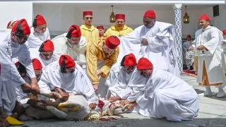أمير المؤمنين يؤدي صلاة عيد الأضحى المبارك بمسجد أهل فاس بالرباط ويتقبل التهاني بهذه المناسبة السعيدة