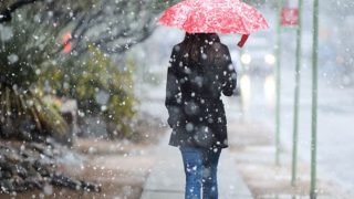 أحوال جوية قاسية تشمل زخات رعدية وثلوج ورياح قوية تغطي مناطق واسعة بالمغرب