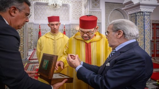 الجلالة الملك يستقبل والي بنك المغرب الذي رفع إلى جلالته التقرير السنوي للبنك المركزي حول الوضعية الاقتصادية والنقدية والمالية برسم سنة 2025