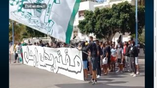 جماهير الدفاع الجديدي تصعد لهجتها وتطالب برحيل المقتريض.. «الرحيل» عنوان وقفة احتجاجية وسط استنفار أمني