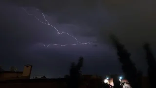 زخات رعدية وبرد ورياح تهب على أربع أقاليم المغربية اليوم الأحد