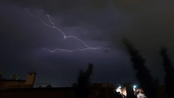 زخات رعدية وبرد ورياح تهب على أربع أقاليم المغربية اليوم الأحد