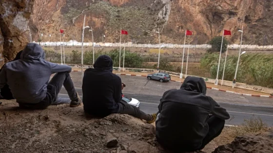 الجزائر تفرج عن 33 مغربيًا عبر «زوج بغال»: من القصر الكبير إلى جردة، كيف استقبلت العائلات أبنائها؟