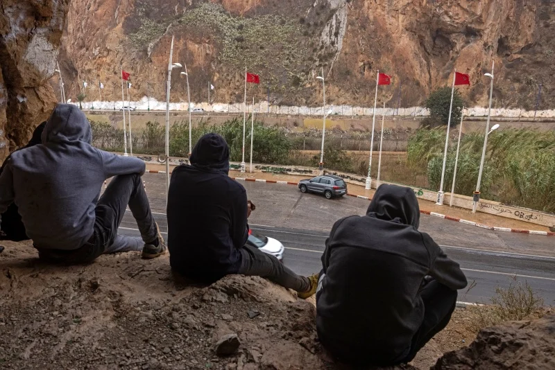 الجزائر تفرج عن 33 مغربيًا عبر «زوج بغال»: من القصر الكبير إلى جردة، كيف استقبلت العائلات أبنائها؟