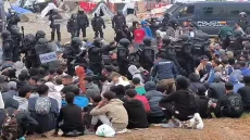 مئات المهاجرين يفضلون العودة إلى المغرب خلال إخلاء مخيم سبتة: ما وراء الخيارين بين الاستقبال والتسجيل