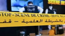 قتل زوج زوجته بسلاح أبيض في أولاد حريز: الشرطة تفتح تحقيقًا بعد العثور على جثة مضرجة بالدماء