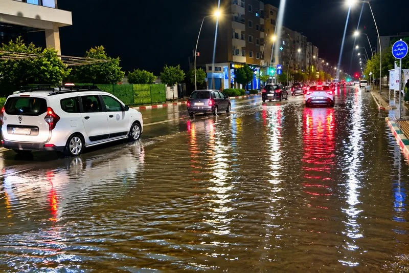 بني ملال تحت طوفان: كيف تسببت الأمطار في كشف هشاشة شبكات الطرقات وتحولت الشوارع إلى بحيرات